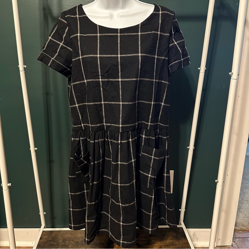 Sezane black gridded dress with pockets.